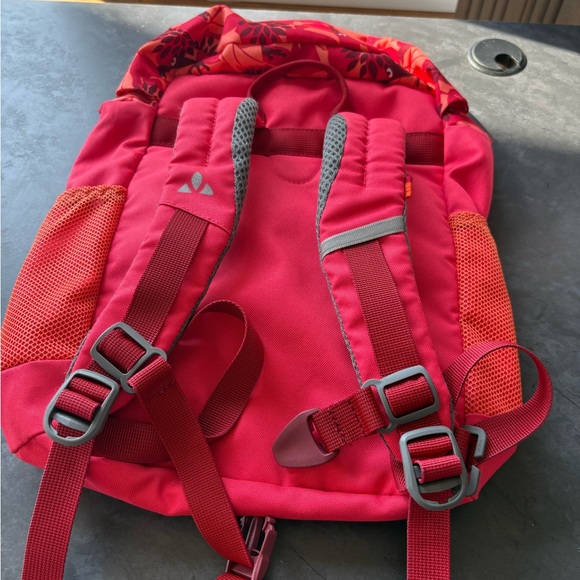 Sporty Red Backpack with Drawstring Closure and Water-Resistant Material - Picture 3 of 4